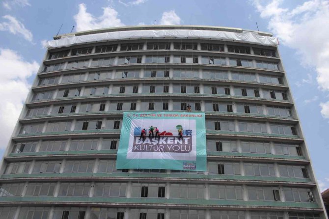 Yer Çekimine Meydan Okudular, 35 Metre Yükseklikte Resimle Dansı Birleştirdiler