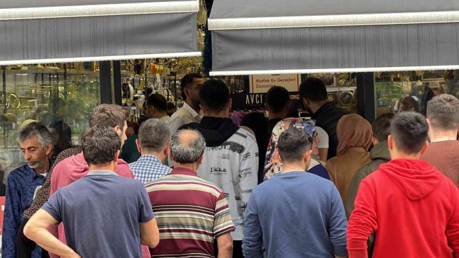 Mağazada İndirim İzdiham Oluşturdu