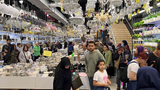 Mağazada İndirim İzdiham Oluşturdu