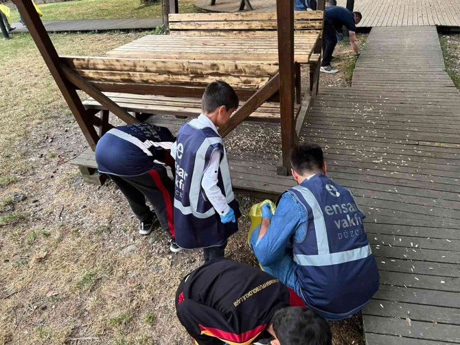 Ensar Vakfı Kent Parkını Çöpten Temizledi