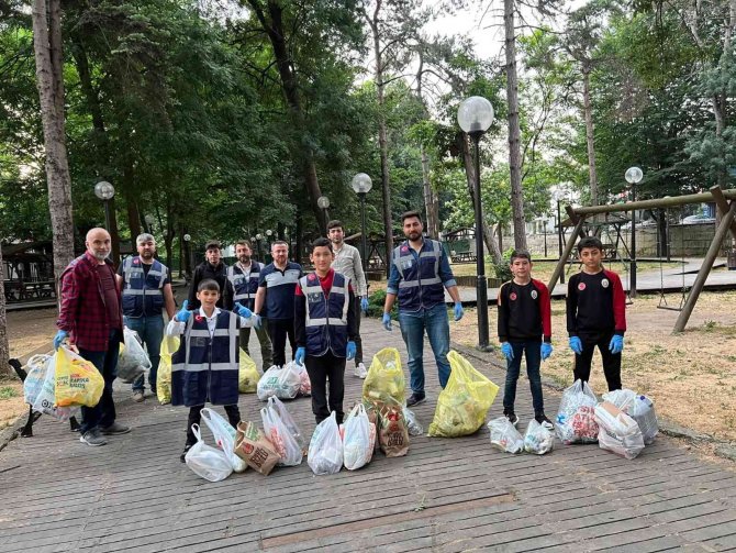 Ensar Vakfı Kent Parkını Çöpten Temizledi
