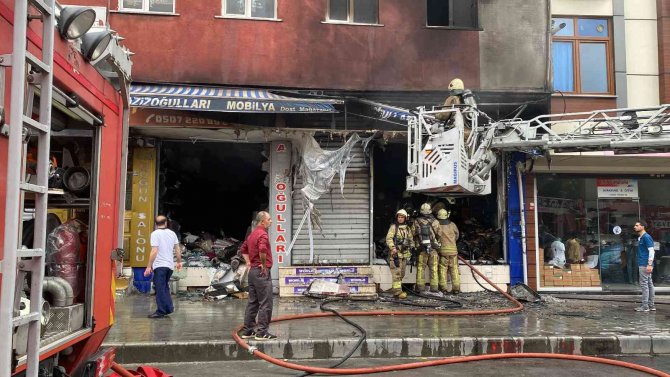 Esenyurt’ta Yanan Dükkan Küle Döndü