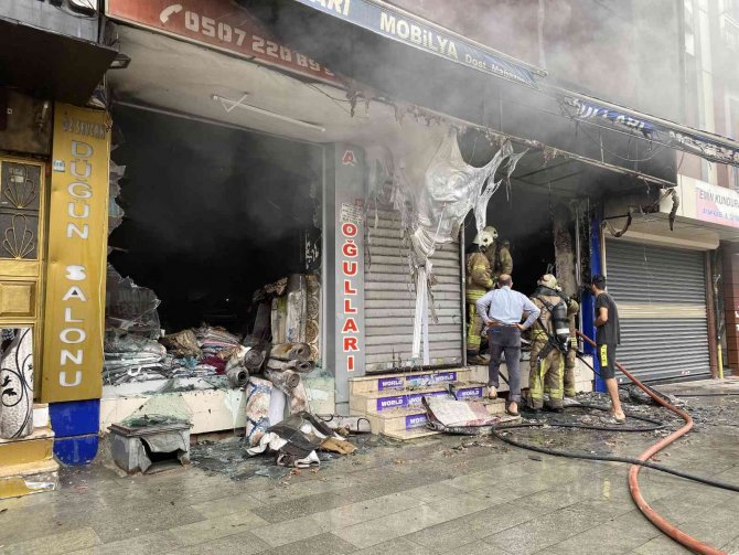 Esenyurt’ta Yanan Dükkan Küle Döndü