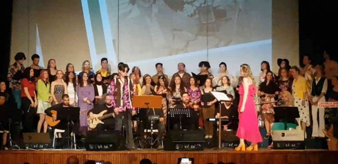 Eskişehir Toki̇ Şehit İ̇kram Cirit Anadolu Lisesi’nin ‘Unutulmayan Şarkılar’ Konseri İlgi Gördü