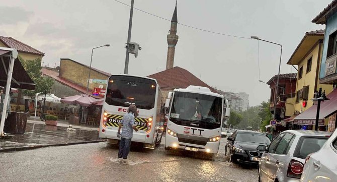 Eskişehir’de Sağanak Yağış Hayatı Felç Etti