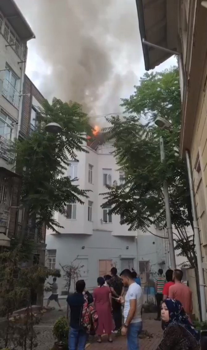 Fatih’te Apart Olarak Kullanılan Binada Korkutan Yangın