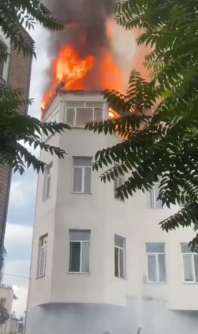 Fatih’te Apart Olarak Kullanılan Binada Korkutan Yangın