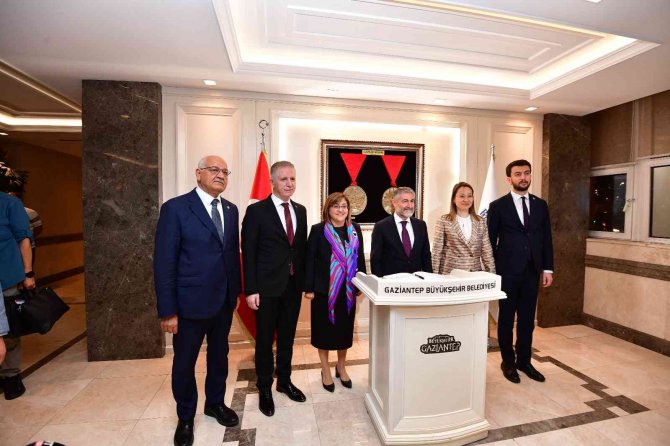 Hazine Ve Maliye Bakanı Nebati’den Gaziantep Büyükşehir Belediyesini Ziyaret