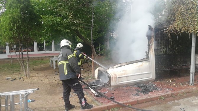 Gökyüzüne Yükselen Duman Korkuttu