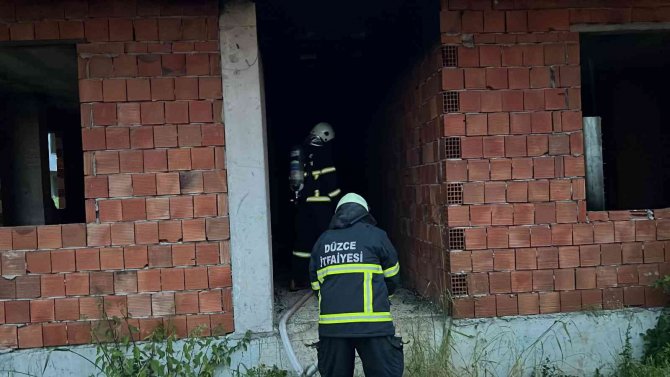 Düzce’de İnşaat Halindeki Binaya Yıldırım Düştü