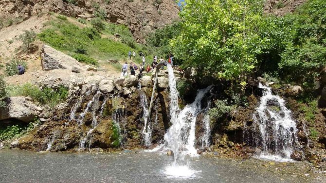 Sıcaktan Bunalan Vatandaşlar Doğal Şelalede Serinleniyor