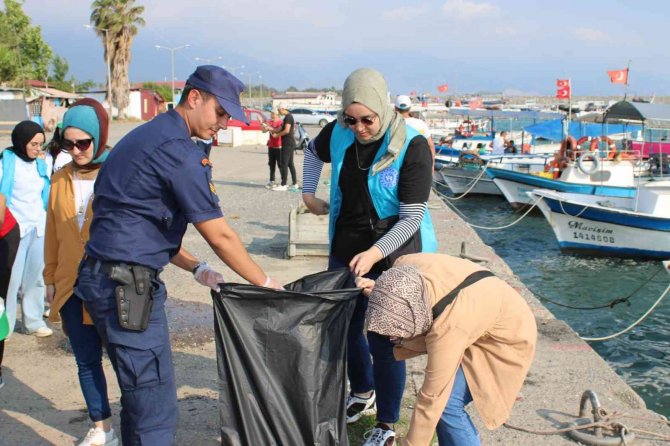 Dalgıçlar Denizde, Öğrenciler Sahilde Temizlik Yaptı