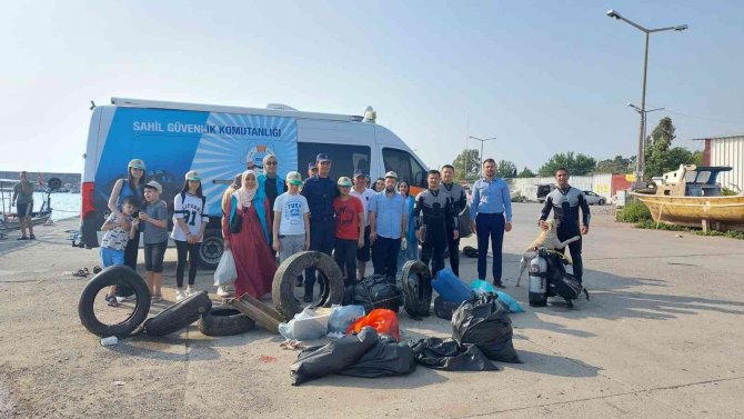 Dalgıçlar Denizde, Öğrenciler Sahilde Temizlik Yaptı
