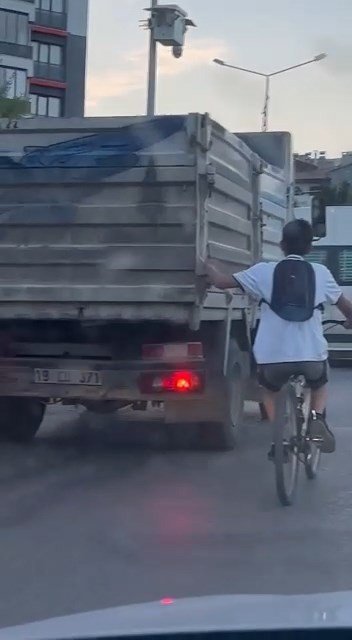 Bisikletli Çocuğun Trafikteki Tehlikeli Yolculuğu Kameralara Yansıdı