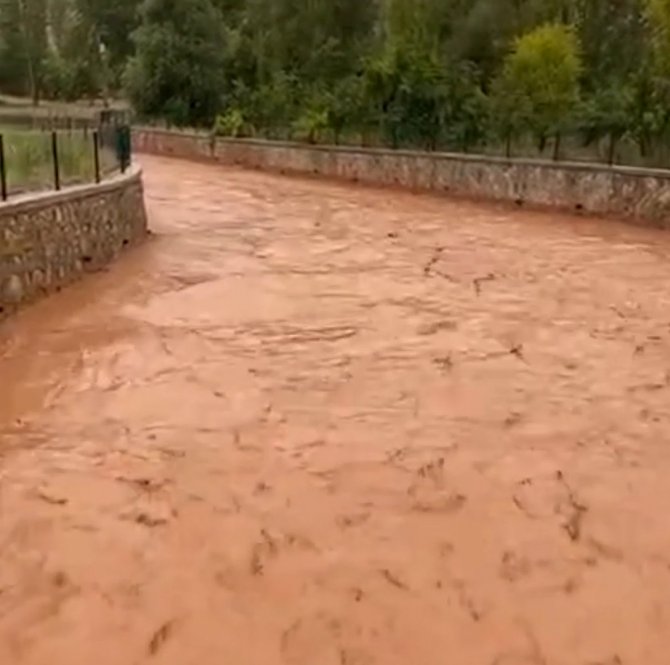 Kırıkkale’de Dolu Ve Sağanak Etkili Oldu: Dereler Taşma Noktasına Geldi