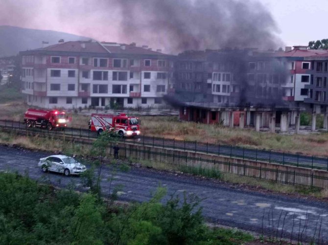 Düzce’de İnşaat Halindeki Binaya Yıldırım Düştü