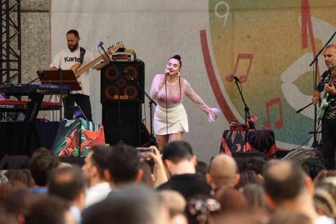 ‘Cuma İ̇ş Çıkışı’nda Sezen Aksu Şarkılarına Ceylan Ertem Yorumu