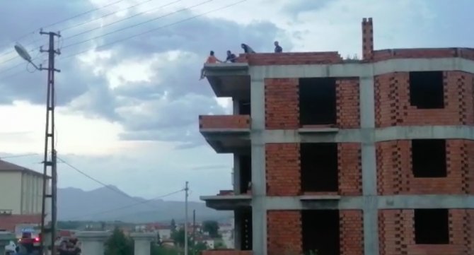 Çatının Ucuna Kadar Gelen Kadın Son Anda Kurtarıldı