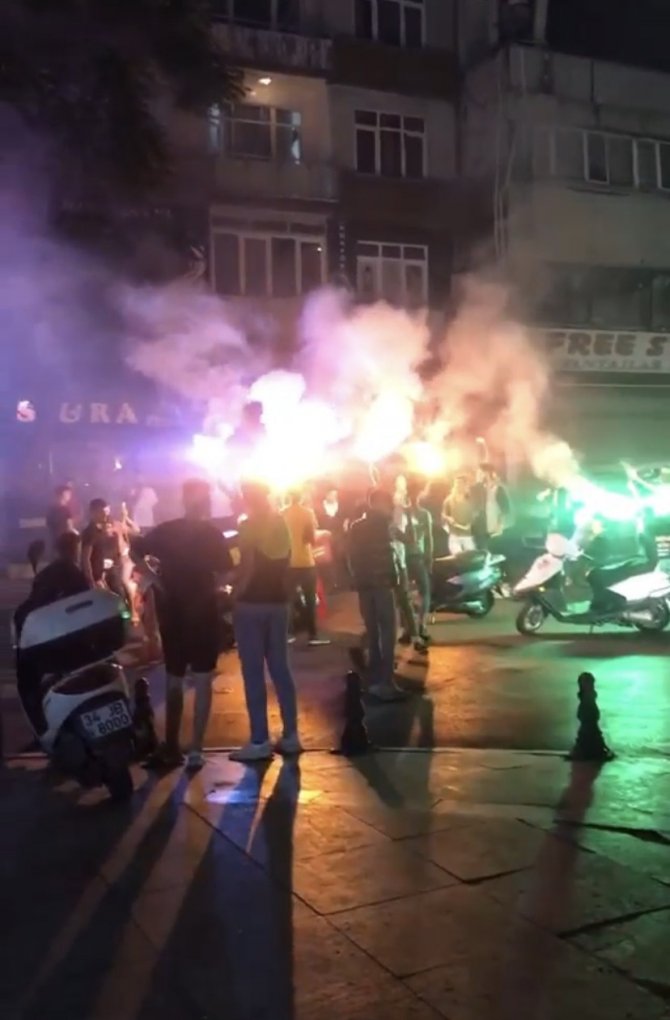 Fatih’te Asker Uğurlamasında Yolu Kapatıp Eğlence Yaptılar