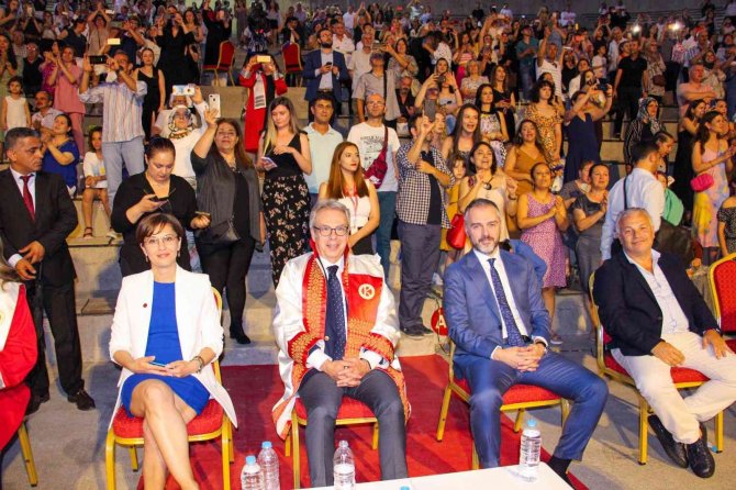 İ̇zmirli Öğrencilerden Mezuniyet Coşkusu