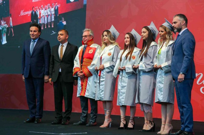 İ̇zmirli Öğrencilerden Mezuniyet Coşkusu