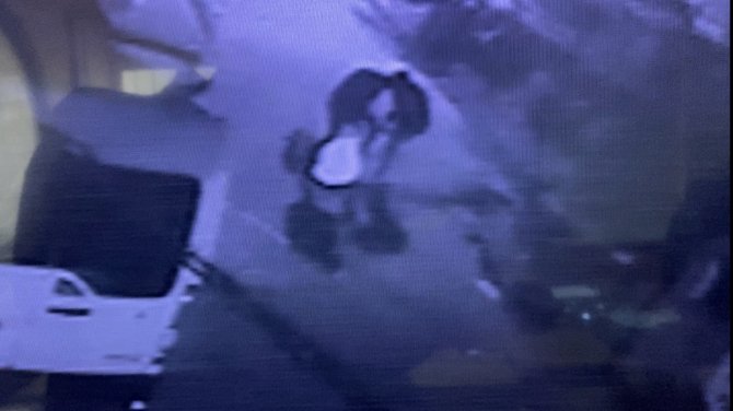 İ̇stanbul’da Gasp Dehşeti Kamerada: Darp Ettikleri Genci Yerde Sürükleyip Telefonunu Çaldılar