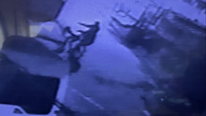 İ̇stanbul’da Gasp Dehşeti Kamerada: Darp Ettikleri Genci Yerde Sürükleyip Telefonunu Çaldılar