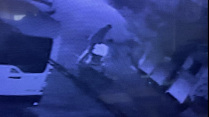 İ̇stanbul’da Gasp Dehşeti Kamerada: Darp Ettikleri Genci Yerde Sürükleyip Telefonunu Çaldılar