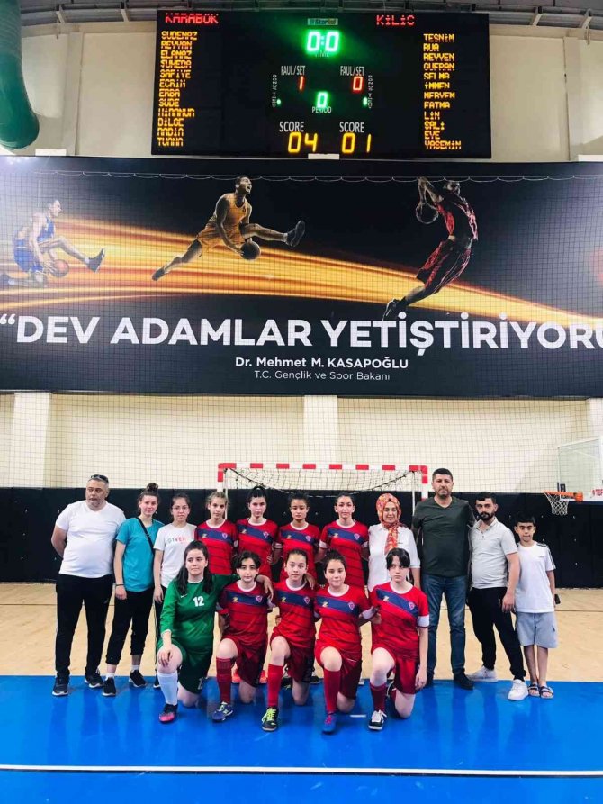Yenişehir Atatürk Ortaokulu Yıldız Kızlar Futsal Turnuvası’nda Finalde