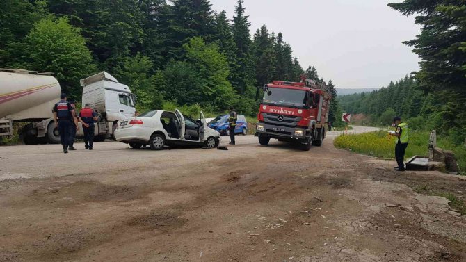 Otomobil İle Tır Kafa Kafaya Çarpıştı: 2 Yaralı