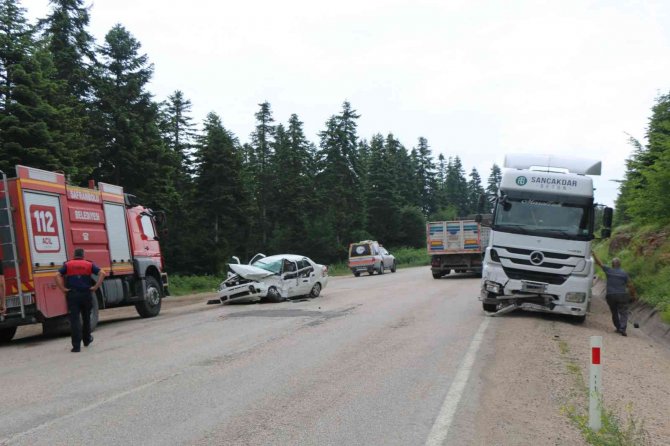 Otomobil İle Tır Kafa Kafaya Çarpıştı: 2 Yaralı