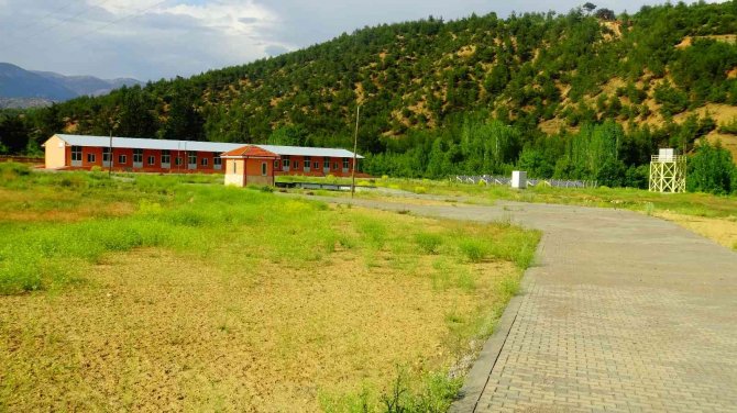 Meyve Üreticileri Hal Binasının Açılmasını Bekliyor