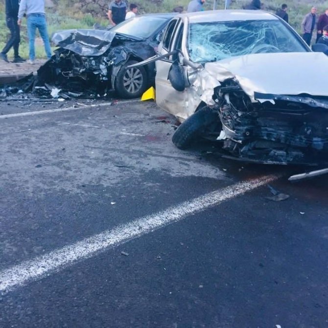 Kars’ta İki Otomobil Çarpıştı: 3 Yaralı