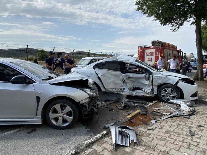 Tuzla’da Direksiyon Hakimiyetini Kaybeden Sürücü, Otomobile Çarptı: 2 Yaralı