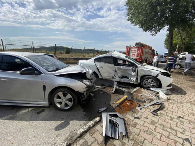Tuzla’da Direksiyon Hakimiyetini Kaybeden Sürücü, Otomobile Çarptı: 2 Yaralı