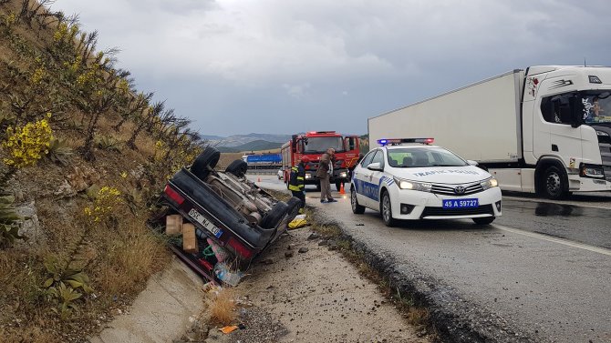 Yağışlı Havada Kontrolden Çıkan Otomobil Takla Attı: 2 Yaralı