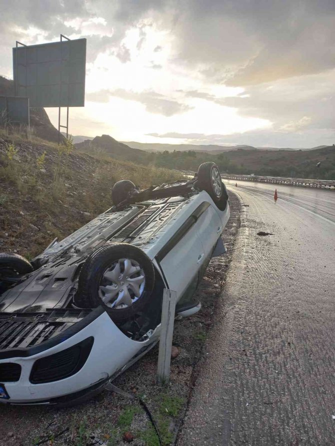 Yağmur Nedeniyle Kontrolden Çıkan Otomobil Takla Attı: 6 Yaralı