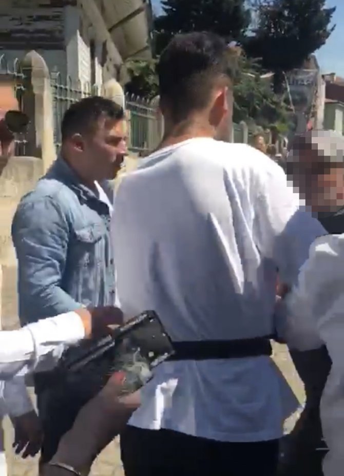 Eyüpsultan’da Bir Kadın Fotoğrafının Çekildiğini Söyleyince Arbede Yaşandı