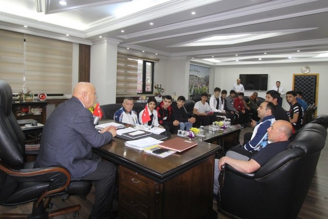 Eski Boksör Başkan Pekmezci, Azerbaycanlı Boksörlerle Buluştu