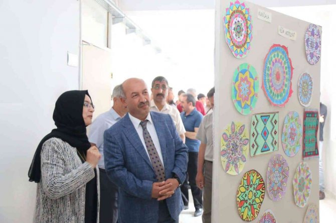 Kütahya Adnan Menderes Ortaokulunda Görsel Sanatlar Sergisi Açıldı
