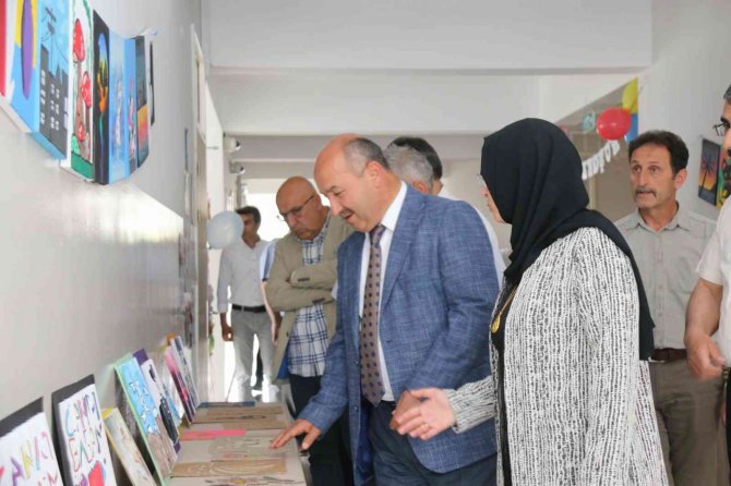 Kütahya Adnan Menderes Ortaokulunda Görsel Sanatlar Sergisi Açıldı