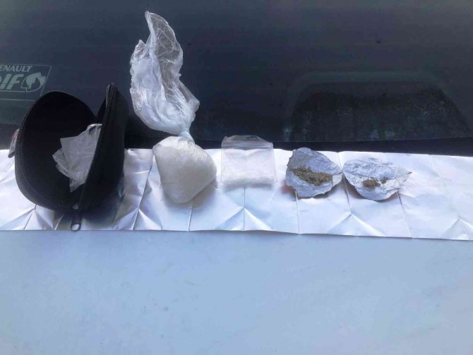 Kütahya’da “Dur” İhtarına Uymayan Araçtan Atılan Gözlük Kutusu İçerisinde Uyuşturucu Ele Geçirildi