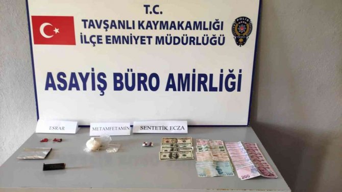 Kütahya’da “Dur” İhtarına Uymayan Araçtan Atılan Gözlük Kutusu İçerisinde Uyuşturucu Ele Geçirildi