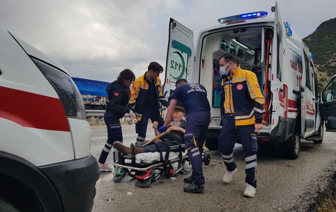 Yağışlı Havada Kontrolden Çıkan Otomobil Takla Attı: 2 Yaralı