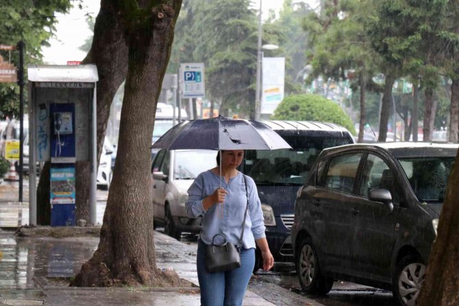 Meteoroloji Uyarmıştı, Yağış Etkisini Gösterdi
