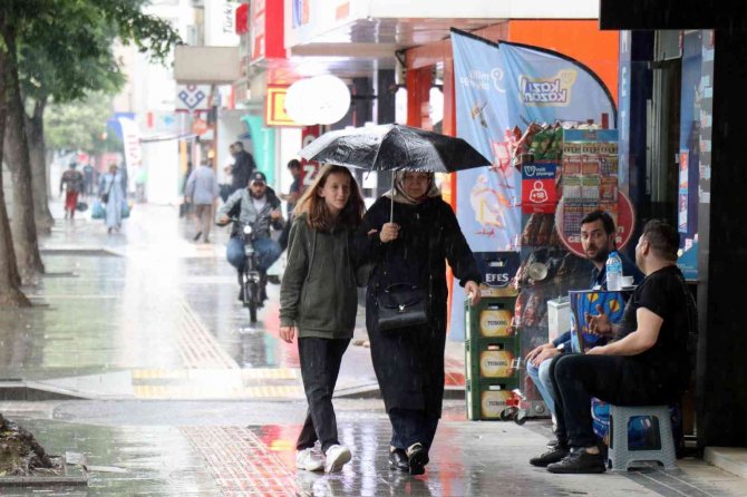 Meteoroloji Uyarmıştı, Yağış Etkisini Gösterdi