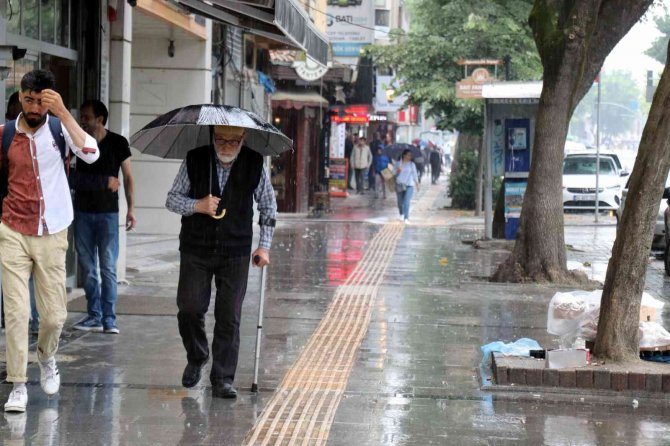 Meteoroloji Uyarmıştı, Yağış Etkisini Gösterdi