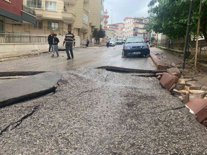 Selde Kalan Motosikletli Çöken Yolda Aracın Tekerine Sıkıştı