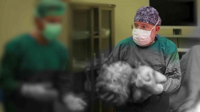 Kadın Hastanın Karnından 16,9 Kiloluk Dev Kitle Çıktı, 40 Yıllık Doktor Bile Şaşırdı