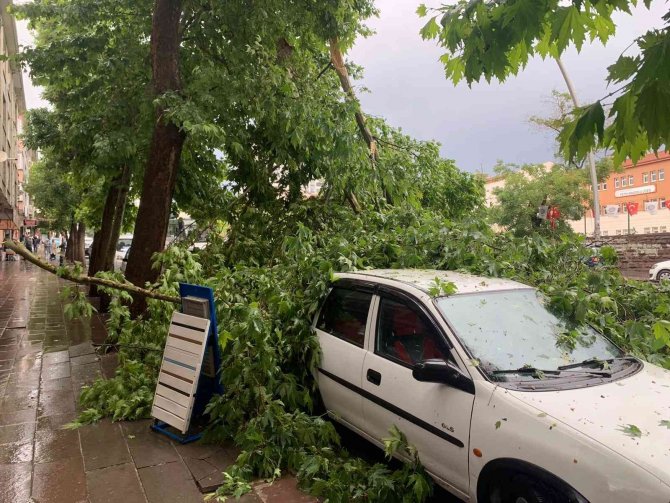 Fırtınada Devrilen Araç İki Otomobilin Üzerine Düştü
